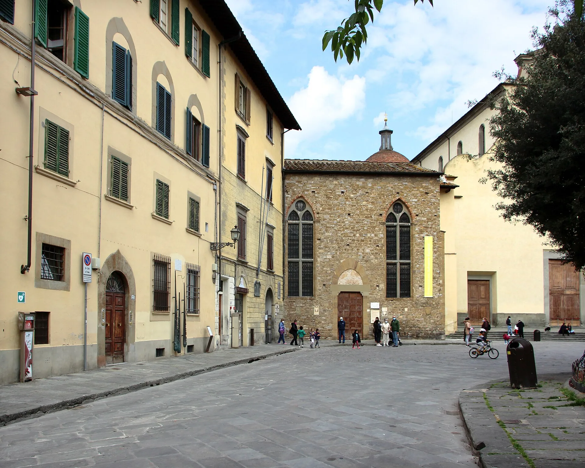 Everyday life in Piazza di Santo Spirito, a residential neighborhood in Florence
